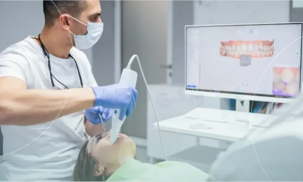 متخصص ارتودنسی در حال معاینه بیکار