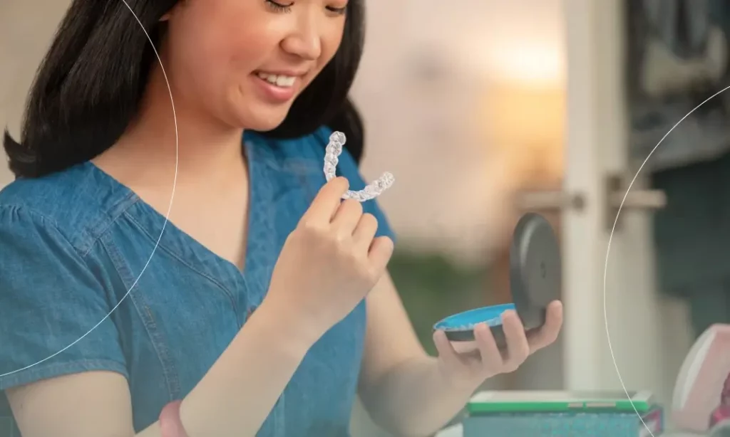 تصویر خانمی در حال قرار دادن الاینر شفاف در باکس نگهداری